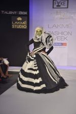 Model walk the ramp for Sapna Bhavnani and Sukriti Grover Show at lakme fashion week 2012 in Grand Hyatt, Mumbai on 2nd March 2012 (5).JPG